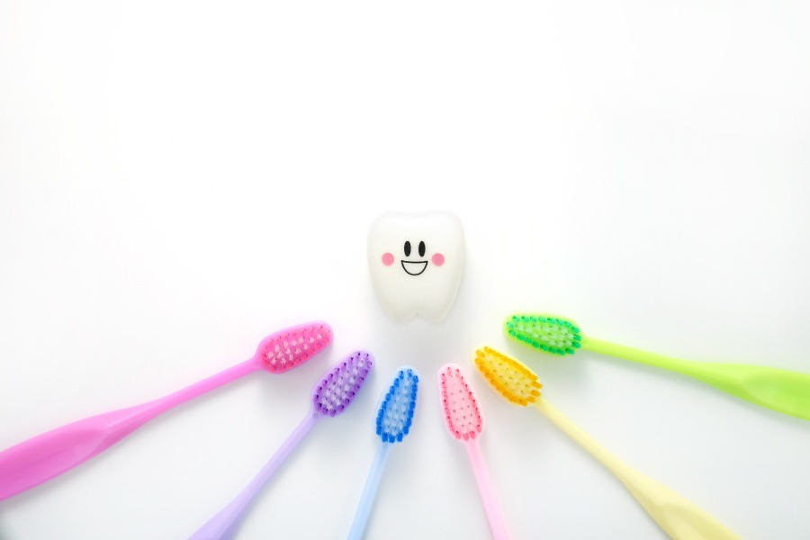 different color tooth brushes
